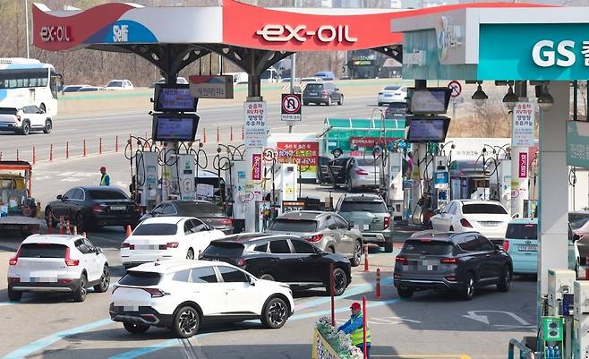 26일 서울 만남의광장 주유소에서 시민들이 줄지어 기름을 넣고 있다. 사진=한국경제신문 문경덕 기자