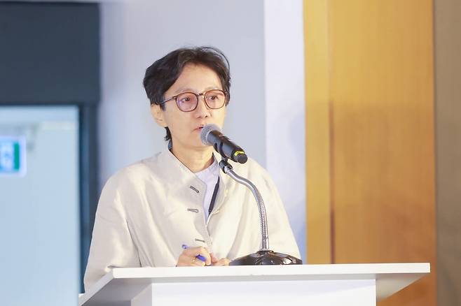 지난 1월 26일 태국 방콕 예술문화센터에서 열린 “변화를 선택할 것인가, 아니면 선택하지 않을 것인가?”포럼에서 여성지위향상협회(APSW)의 우사 렌드시순땃(63) 사무총장이 발언하고 있다. APSW 페이스북