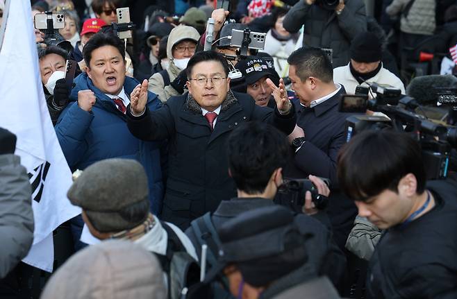 황교안 전 국무총리가 지난 2월19일 서울 서초구 서울중앙지방법원 앞에서 열린 윤석열 전 대통령 지지자 집회에 참석해 구호를 외치고 있다. 연합뉴스