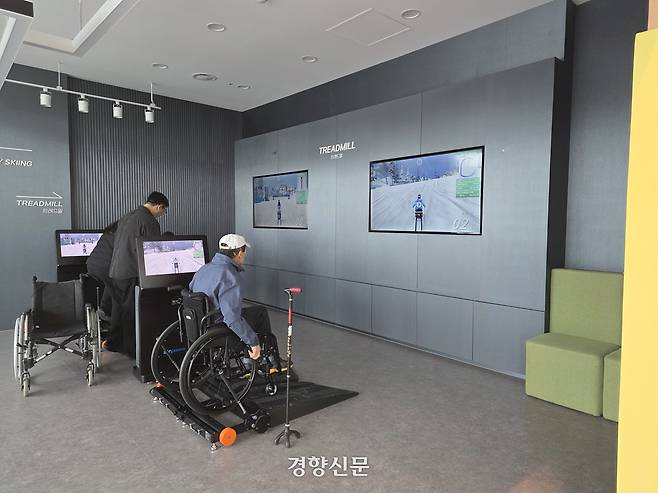 충북 청주시 흥덕구 신봉동 장애인 디지털 빌리지에서 지난 25일 방문객들이 휠체어 레이싱 체험을 하고 있다. 이삭 기자.