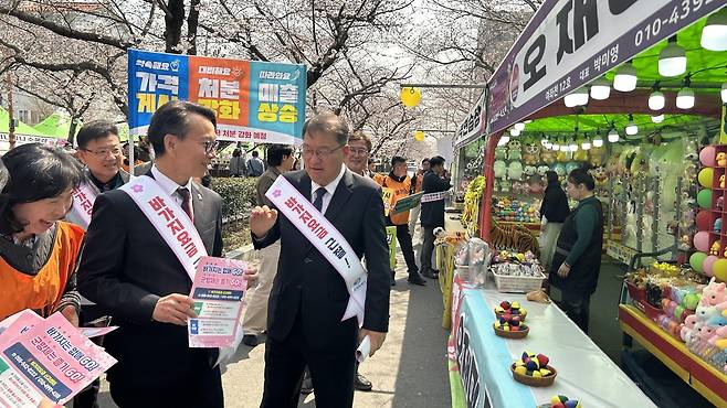 경남도와 창원시 점검단이 26일 창원시 진해구 여좌천 인근에 바가지요금 근절 민관합동캠페인을 하고 있다. 경남도 제공