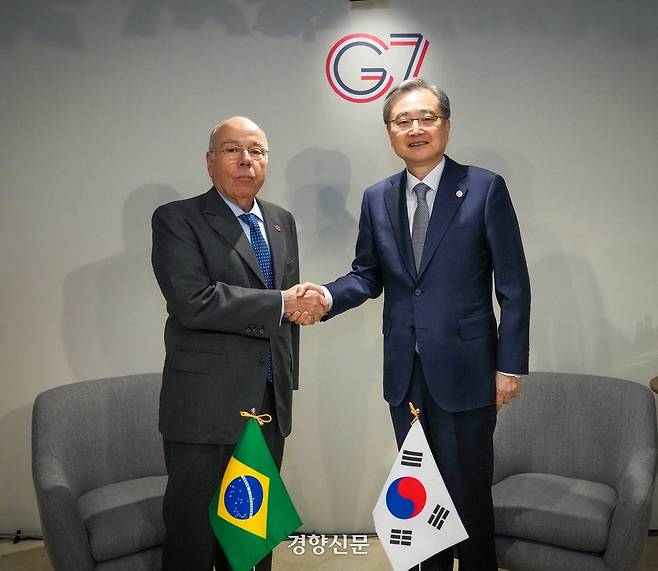 주요 7개국(G7) 외교장관회의 참석을 위해 프랑스를 방문한 조현 외교부 장관(오른쪽)이 26일(현지시간) 프랑스 파리에서 마우루 비에이라 브라질 외교부 장관과 양자회담을 하고 있다. 외교부 제공