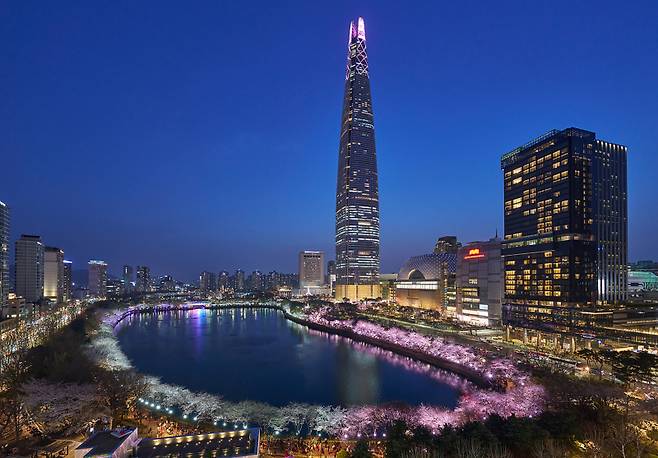 지난해 석촌호수 조명 연출 모습. 롯데물산 제공.