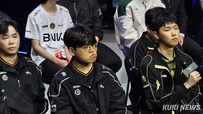 ‘구마유시’ 이민형(왼쪽)과 ‘쵸비’ 정지훈이 26일 서울 종로구 롤파크 LCK 아레나에서 열린 미디어데이에 참석하고 있다. 송한석 기자