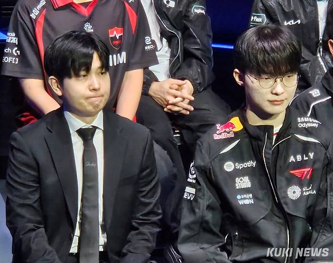 임재현 T1 감독대행(왼쪽)과 ‘페이커’ 이상혁이 26일 서울 종로구 롤파크 LCK 아레나에서 열린 2026 LCK 개막 미디어데이에 참석하고 있다. 송한석 시자