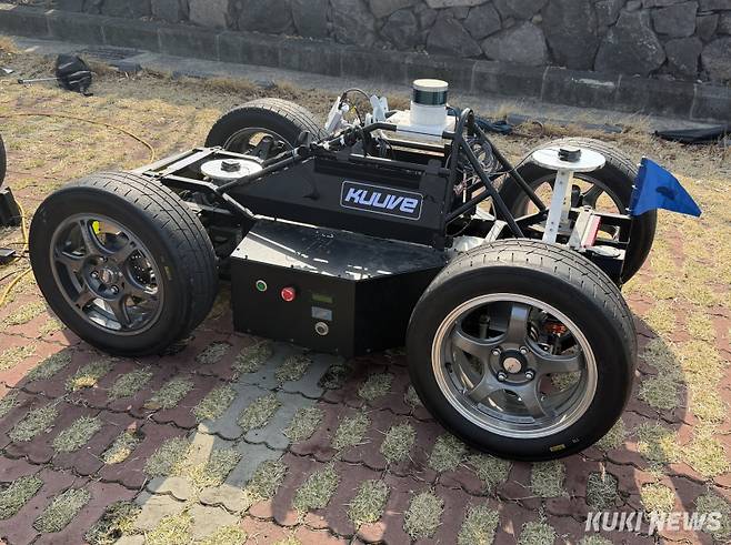 국민대학교 KUUVE팀의 자율주행차가 경기장에 세워져 있다. 송민재 기자