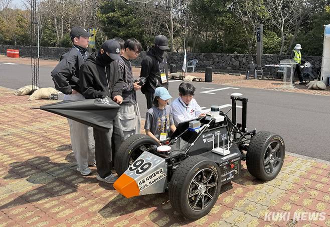 예선 경기를 앞두고 서울시립대학교 참가팀이 자율주행차를 점검하고 있다. 송민재 기자