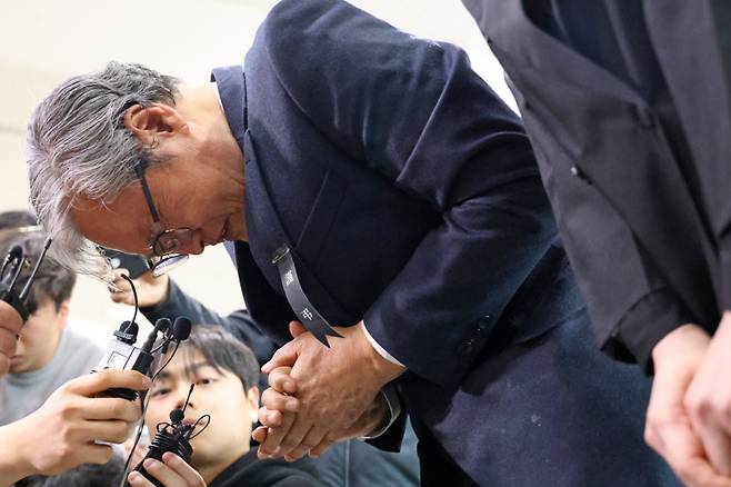 손주환 안전공업 대표가 합동 분향소를 찾아 조문한 뒤 사과의 뜻을 밝히고 있다. 연합뉴스