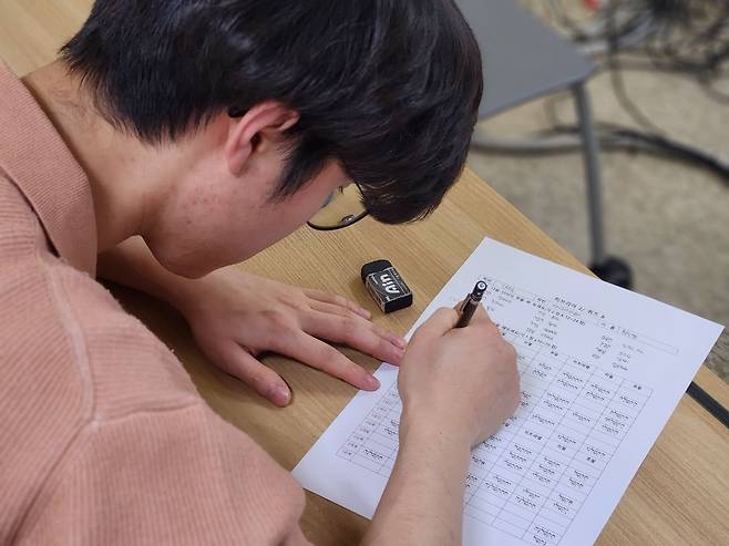 총신대 신학과 학생이 서울 동작구 총신대 종합관에서 쪽지시험을 보고 있다. 국민일보DB