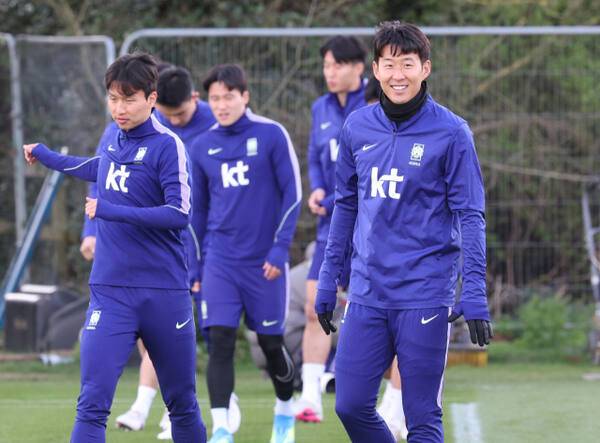 코트디부아르전을 앞두고 손흥민(오른쪽)이 팀훈련을 위해 25일(현지시간) 영국 런던 북서쪽 밀턴킨스 MK돈스 훈련장으로 들어서고 있다. 연합뉴스