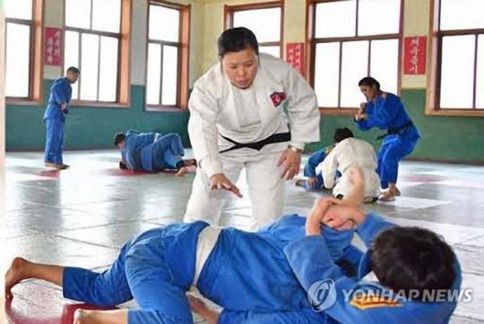 북한 여자 유도 영웅 계순희가 지도자로 매트 위에서 후진들을 가르치는 모습 [연합뉴스 자료사진]