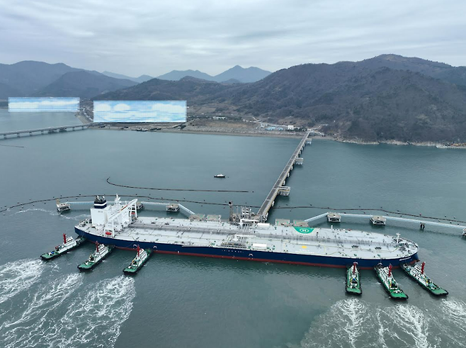 한국석유공사 여수 석유비축기지에 UAE 아부다비 국영석유사와 국제공동비축 사업으로 확보한 원유 200만 배럴이 입고하고 있다. 한국석유공사