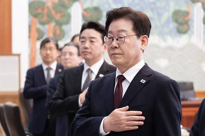 이재명 대통령이 26일 오전 청와대에서 열린 비상경제점검회의에 참석해 국민의례를 하고 있다. 20260326 청와대사진기자단 김호영기자