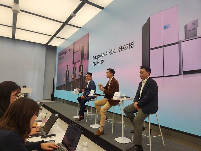 삼성전자는 2026년형 ‘비스포크 AI 콤보’를 출시했다고 26일 밝혔다. 세탁 용량 25kg, 건조 용량 20kg으로 일체형 세탁건조기 중 국내 최대 용량을 갖췄다. 이날 미디어 설명회에서 관계자들이 기자들의 질문을 받고 있다.[전종헌 기자]