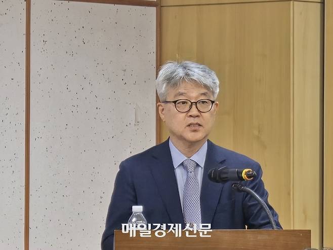 김병연 건국대학교 법학전문대학원 교수(한국증권법학회장)가 26일 국회 세미나에서 ‘토큰증권의 제도적 안정성과 자본시장 발전을 위한 제언’을 주제로 발제하고 있다. [사진=안갑성 기자]