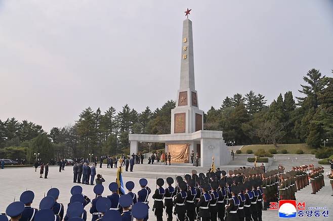 김정은 국무위원장의 초청으로 북한을 공식 방문한 알렉산드르 루카셴코 벨라루스 대통령이 지난 25일 옛 소련군을 추모하는 해방탑을 찾아 헌화했다고 조선중앙통신이 26일 보도했다. [조선중앙통신·연합뉴스]