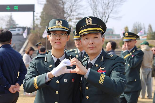 육군 26-1기 부사관 임관식에서 3대째 부사관의 길을 걷게된 이혜주 하사가 아버지와 함께 기념사진을 촬영하는 모습. [육군]