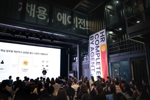 마이다스그룹 한용호 기획 총괄이 AX DAY에서 ‘에이치닷 채용 에이전트’를 소개하고 있다. [사진제공=마이다스그룹]