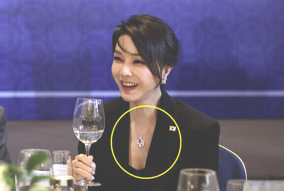 윤석열 전 대통령 부인 김건희가 2022년 6월29일(현지시각) 스페인 마드리드의 한 호텔에서 열린 스페인 동포 만찬간담회에 참석한 모습. 이때 착용한 프랑스산 반 클리프 아펠 목걸이와 비슷한 제품이 김건희씨의 오빠 김진우씨의 장모 집에서 발견됐다. [대통령실]