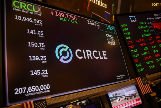 뉴욕증권거래소(NYSE) 전광판에 비친 서클 로고. (사진=블룸버그)