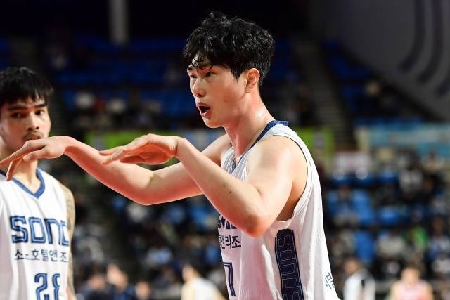 최승욱은 SK전이 끝난 후 감기 문제로 병원에 다녀왔다. 여기에 올 시즌 내내 발목 문제를 안고 있어 꾸준한 치료를 통해 경기 출전을 이어가고 있다. 사진=KBL 제공