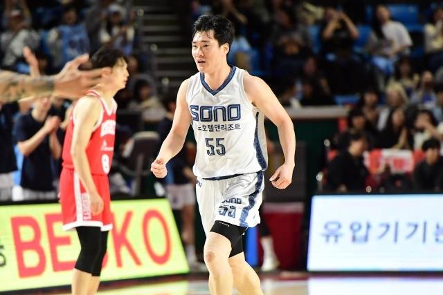 김진유도 발목 통증이 있다. 27일 정밀 검진을 받을 예정이다. 사진=KBL 제공