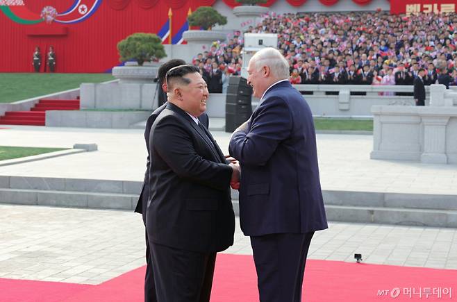 (평양 노동신문=뉴스1) = 북한 노동당 기관지 노동신문은 26일 "김정은 동지의 초청에 따라 우리나라를 공식방문하는 벨라루씨(벨라루스) 공화국 대통령 알렉싼드르 루까쉔꼬(알렉산드로 루카센코)동지를 환영하는 의식이 3월 25일 김일성광장에서 진행됐다"라고 보도했다.    [국내에서만 사용가능. 재배포 금지. DB 금지. For Use Only in the Republic of Korea. Redistribution Prohibited]  rodongphoto@news1.kr  Copyright (C) 뉴스1. All rights reserved. 무단 전재 및 재배포,  AI학습 이용 금지.