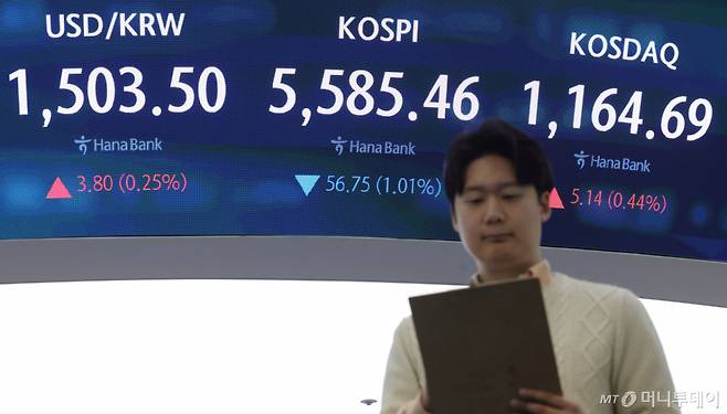 [서울=뉴시스] 홍효식 기자 = 코스피가 전 거래일(5642.21)보다 48.15포인트(0.85%) 하락한 5594.06에 개장한 26일 오전 서울 중구 하나은행 딜링룸 전광판에 지수가 표시되고 있다.   2026.03.26.