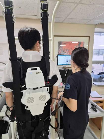 세브란스병원 재활치료실에서 에이치-메디를 탈부하장치와 연결해서 사용 중인 모습/사진제공=휴로틱스
