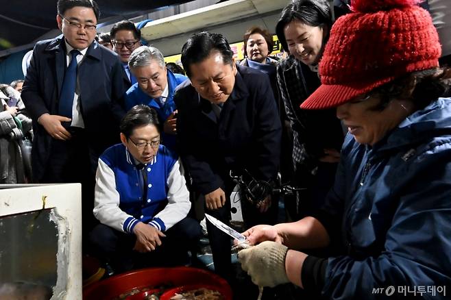 [하동=뉴시스] 차용현 기자 = 18일 오전 민생 현장 방문차 경남 하동군 진교면 진교공설시장을 찾은 정청래 더불어민주당 대표가 6.3지방선거에 출마하는 김경수, 제윤경 등 예비후보와 함께 상인들을 만나고 있다. 2026.03.18. con@newsis.com /사진=