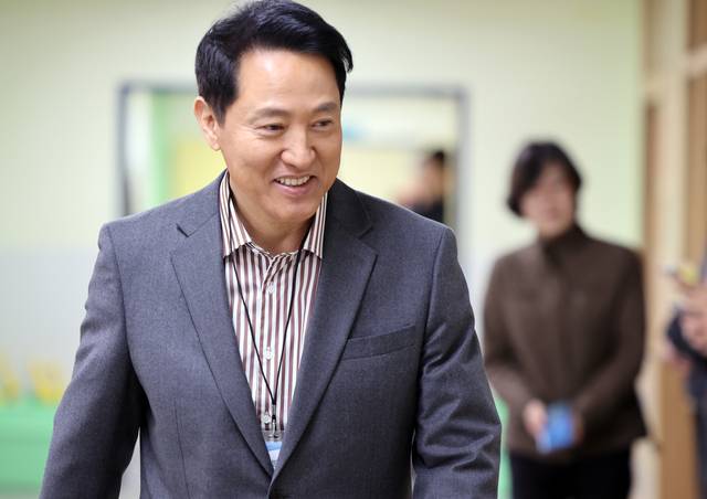 오세훈 서울시장이 13일 서울 용산구의 한 초등학교를 방문해 초등안심벨 안전교육 모습을 지켜보기 위해 교실로 향하고 있다. 연합뉴스