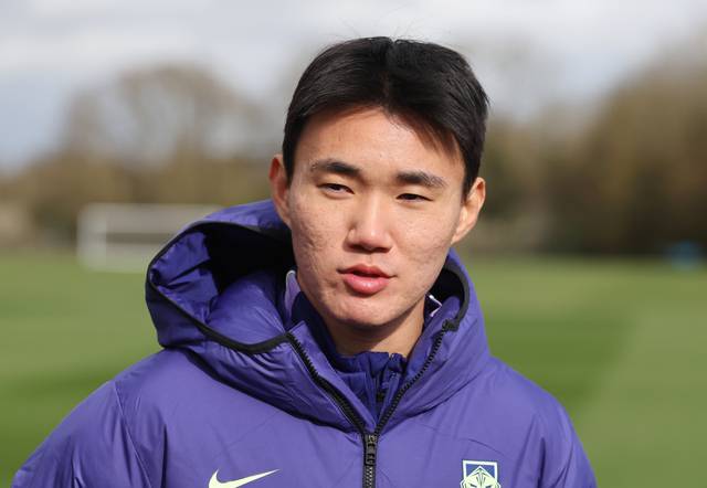 양현준이 26일 오전(한국시간) 영국 잉글랜드 밀턴킨스에서 진행한 훈련에 앞서 인터뷰를 하고 있다. 연합뉴스