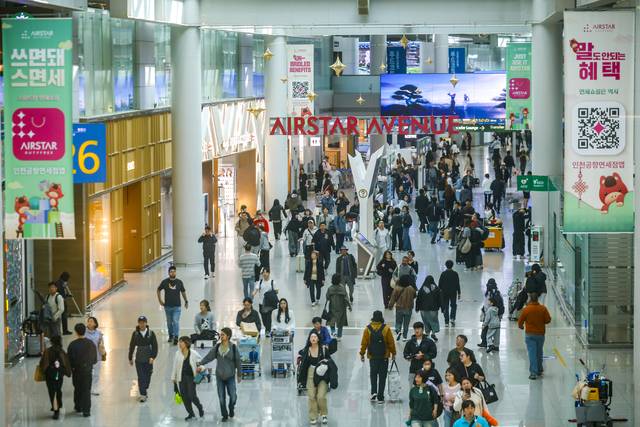 25일 인천국제공항 면세구역에서 공항이용객들이 이동하고 있다. 뉴시스