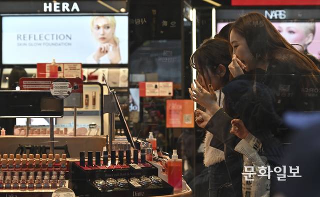 지난해 12월 28일 서울 시내 한 면세점의 화장품 매장. 백동현 기자