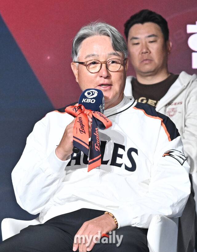 한화 김경문 감독이 26일 오후 서울 잠실 롯데호텔에서 진행된 '2026 신한SOL KBO리그 미디어데이'에서 이야기를 하고 있다. '2026 신한SOL KBO리그 미디어데이'는 10개구단 감독 및 주장과 대표선수들이 참석해 2026 시즌에 대한 포부를 밝힌다. 이번 시즌에는 아시아쿼터 도입, 피치클락 단축, 비디오판독 범위 확대 등 다양한 변화가 시도된다. '2026 KBO리그'는 오는 28일 개막한다./잠실 = 송일섭 기자