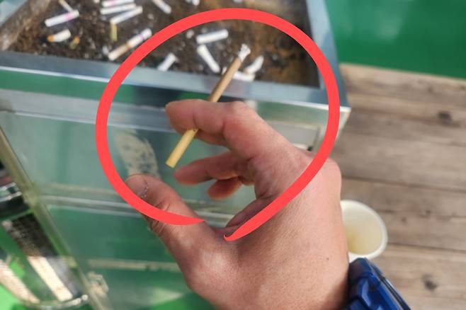 흡연하고 있는 모습.[독자 제공]