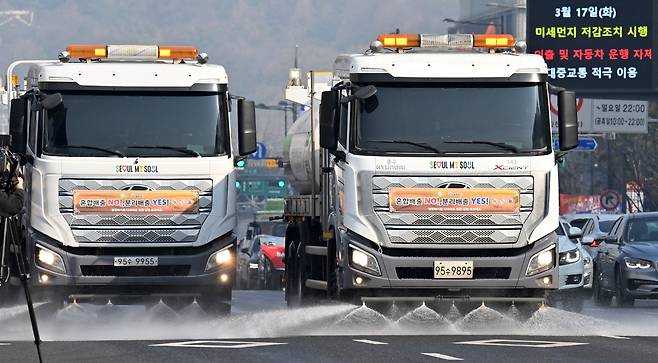 수도권 지역에 미세먼지 비상저감조치가 발효 중인 17일 오전 서울 중구 서울시청 인근에서 서울시가 고압 살수차를 이용해 봄맞이 대청소를 하고 있다. 임세준 기자