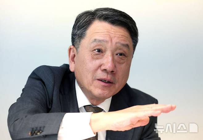 [서울=뉴시스] 이영환 기자 = 이광범 농협개혁위원회 위원장이 지난 24일 서울 중구의 한 컨퍼런스룸에서 뉴시스와 인터뷰를 하고 있다. 2026.03.25. 20hwan@newsis.com