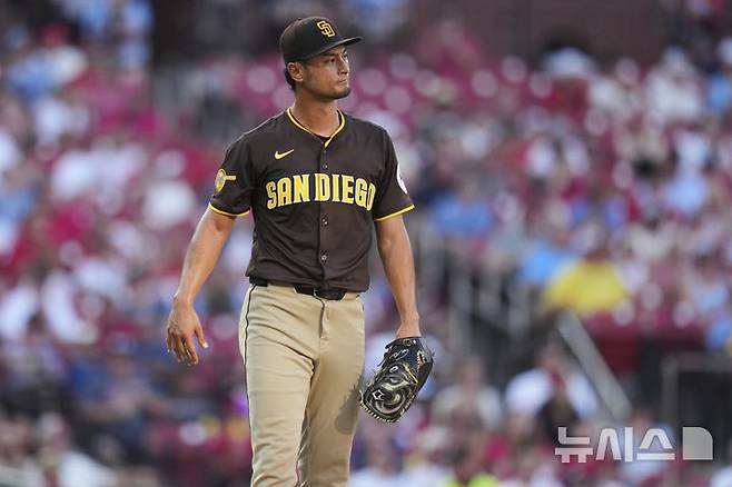 [세인트루이스=AP/뉴시스] 샌디에이고 파드리스의 다르빗슈 유가 24일(한국 시간) 미국 미주리주 세인트루이스 부시스타디움에서 열린 2025 MLB 세인트루이스 카디널스와의 경기에 선발 등판해 1회말 선두타자 브렌단 도노반에게 안타를 허용하고 있다. 2025.07.25.