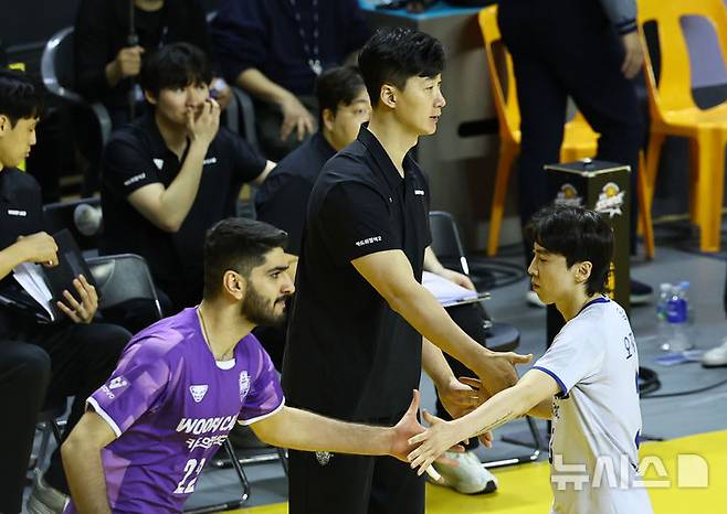 [의정부=뉴시스] 최진석 기자 = 25일 경기 의정부 경민대학교 기념관에서 열린 2025~2026 V리그 준플레이오프 KB 손해보험과 우리카드의 경기, 우리카드 박철우 감독대행이 코트를 바라보고 있다. 2026.03.25. myjs@newsis.com