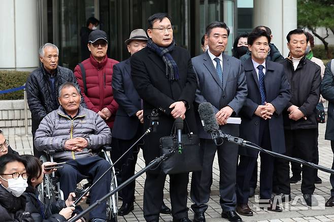 [서울=뉴시스] 강제징용 피해자들의 대리인 강길 변호사가 2024년 2월 1일 오후 서울 서초구 서울고등법원에서 열린 일본 미쓰비시중공업을 상대로 낸 강제징용 손해배상 소송 항소심 판결이 끝난 후 기자회견을 하고 있다. 당일 항소심에서는 일제 강제동원 피해자들이 미쓰비시중공업과 스미세키 등 전범기업을 상대로 낸 손해배상 소송을 각하해 논란을 빚었던 1심 판결이 파기됐다. 2026.03.26. photo@newsis.com