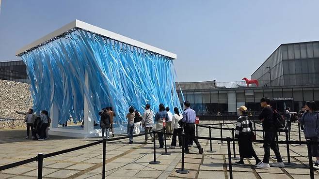 [사진=박현주 미술전문기자]국립현대미술관 마당에 설치된 BTS 스윔 ‘청음 파빌리온’.2026.03.26. hyun@newsis.com *재판매 및 DB 금지