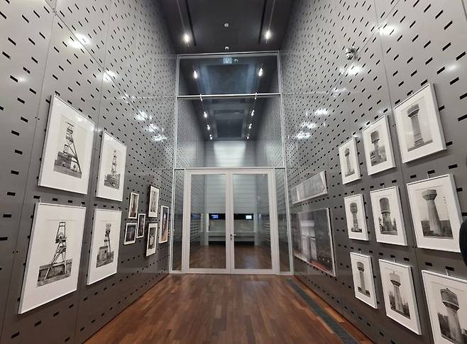 [사진=박현주 미술전문기자] 26일 공개된 뮤지엄한미 수장고. 7m 층고의 스테인리스 구조와 냉장 보관 환경, 자동화 시스템을 갖춘 ‘사진 보존 공간’이다. 2026.03.26. hyun@newsis.com *재판매 및 DB 금지