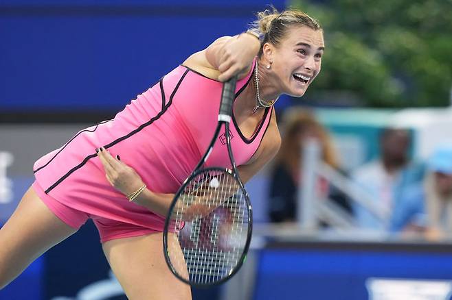 [마이애미가든스=AP/뉴시스] 아리나 사발렌카(1위·벨라루스)가 25일(현지 시간) 미 플로리다주 마이애미가든스에서 열린 여자프로테니스(WTA) 투어 마이애미 오픈 8강전에서 헤일리 밥티스트(45위·미국)와 경기하고 있다. 사발렌카가 2-0(6-4 6-4)으로 승리하고 4강에 합류했다. 2026.03.26.