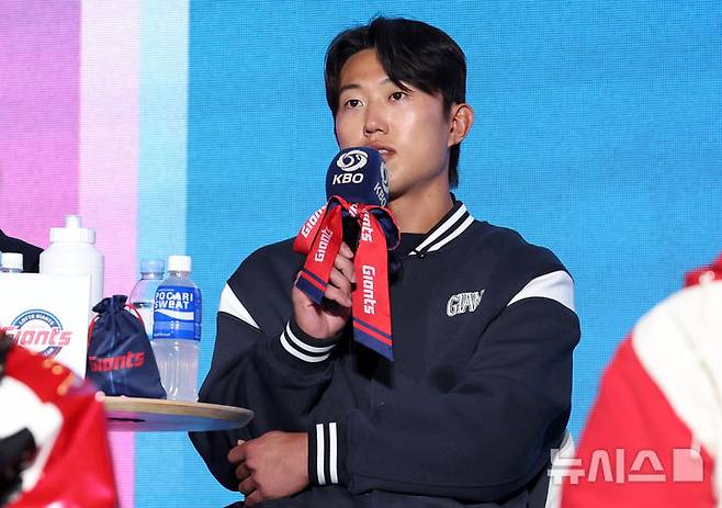 [서울=뉴시스] 이영환 기자 = 롯데 전민재가 26일 서울 송파구 롯데호텔 월드에서 열린 2026 신한 SOL KBO리그 미디어데이에서 포부를 밝히고 있다. 2026.03.26. 20hwan@newsis.com