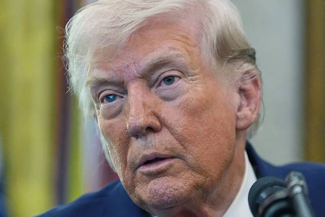 [워싱턴=AP/뉴시스]미국·이스라엘의 이란 공습으로 시작된 전쟁이 27일을 맞은 26일(현지 시간), 미국과 이란은 종전협상 개시 여부를 두고 치열한 수싸움을 벌였다. 현 시점 휴전에 반대하는 이스라엘은 이란에 대한 총공세를 선언했다. 사진은 트럼프 대통령이 24일(현지 시간) 백악관 집무실에서 개최한 마크웨인 멀린 신임 국토안보부 장관 임명식에서 발언하는 모습. 2026.03.26.