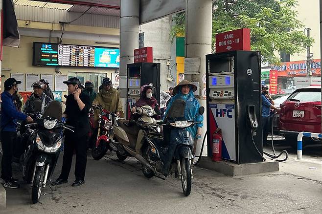 [하노이=AP/뉴시스] 오토바이 운전자들이 베트남 하노이의 주요소에서 대기 중이다. 2026.03.09.