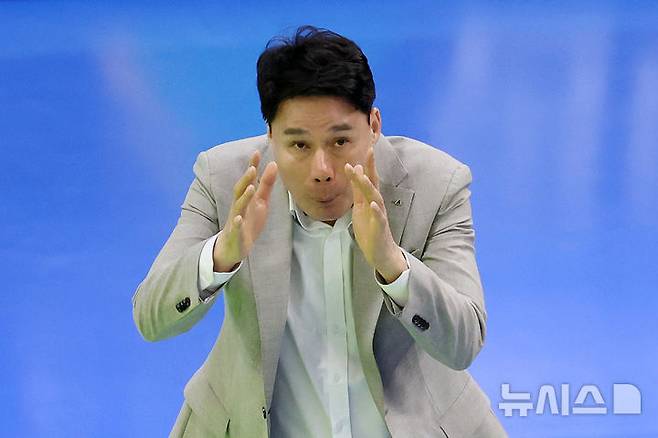 [수원=뉴시스] 조성우 기자 = 26일 경기 수원시 수원실내체육관에서 열린 2025~2026 V리그 여자부 플레이오프(PO) 1차전 현대건설과 GS칼텍스의 경기, 강성형 현대건설 감독이 작전 지시를 하고 있다. 2026.03.26. xconfind@newsis.com