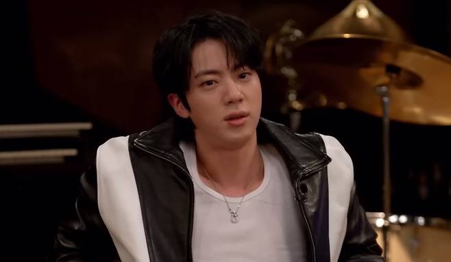 스튜디오 라이브를 진행하는 BTS 진 [BTS 공식 유튜브 채널 라이브 캡처]