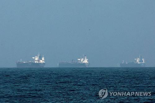 호르무즈 해협 근처에 대기 중인 유조선들 [로이터=연합뉴스 자료사진 제공]